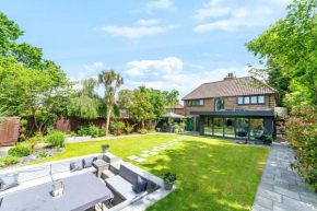 Gatsby Villa with large garden and fancy hot tub